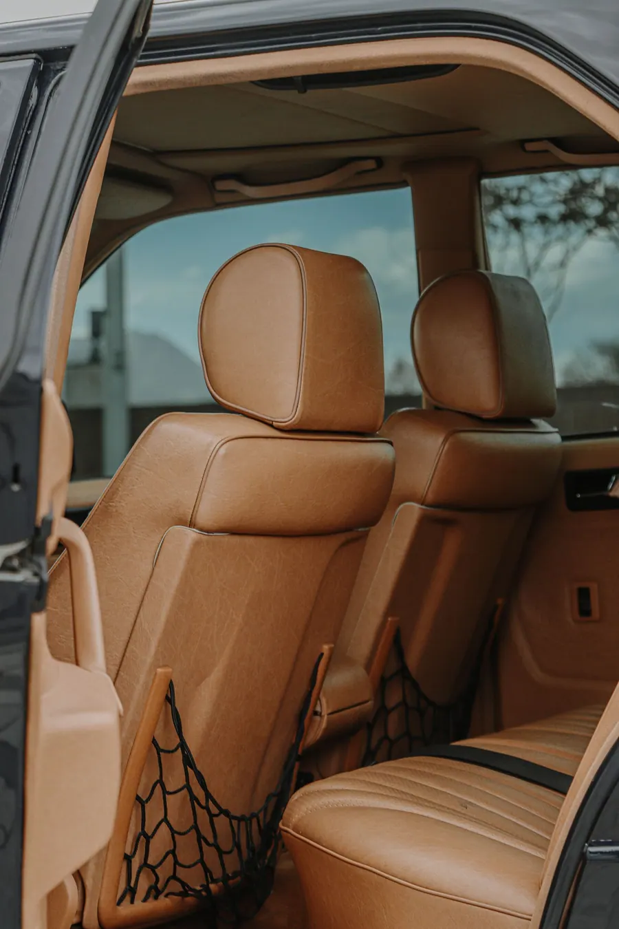Kožená sedadla a otevřené dveře automobilu
